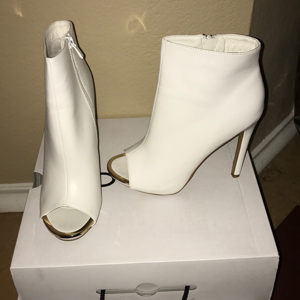 WHITE ANKLE BOOTIES